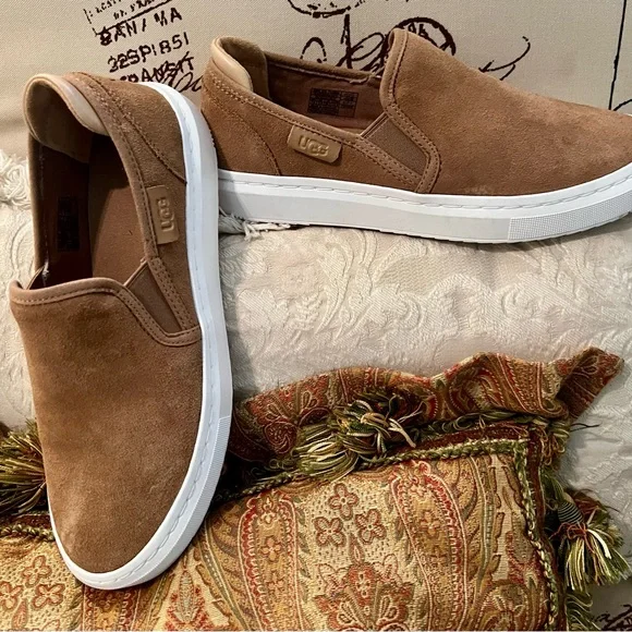 Ladies UGG Alameda Slip on
Minimal wear
Tan Suede - Picture 3 of 8